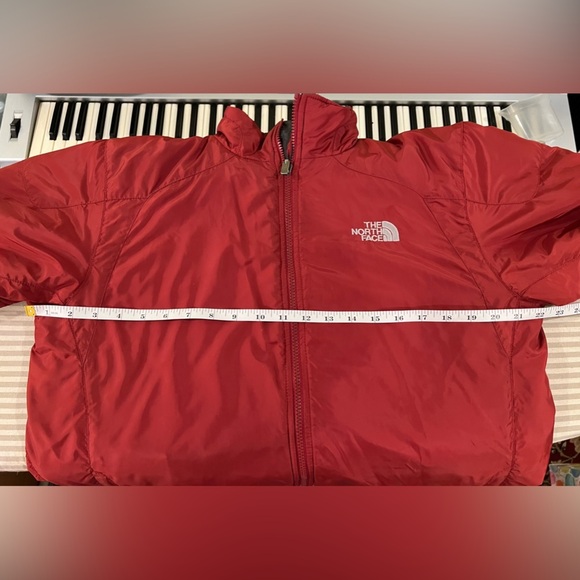 The North Face Red Padded Jacket with Gray Trim – Vintage Style – Size Medium. - Picture 15 of 17